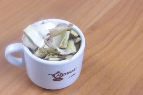 Foglie di carciofo violetto a pezzi