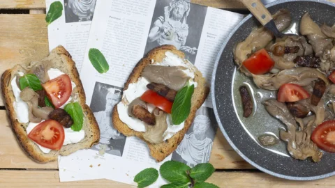 Bruschette sfiziose con funghi e guanciale