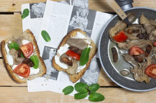 Bruschette sfiziose con funghi e guanciale