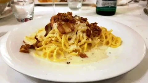 Pasta cacio e pepe con carciofi alla giudia da Roberto e Loretta