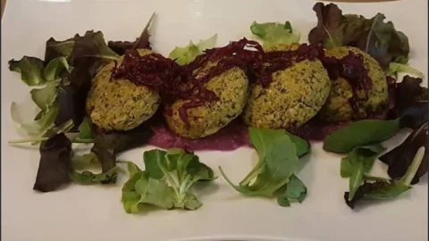 Falafel su salsa di cavolo rosso