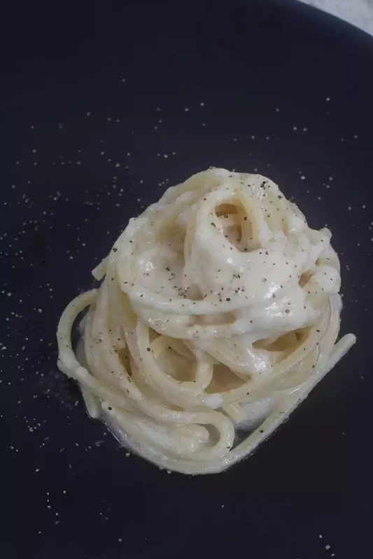 Pasta cacio e pepe con pecorino romano e pepe.