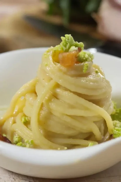 Pasta con broccoli e guanciale (pasta with broccoli and lardcheek).