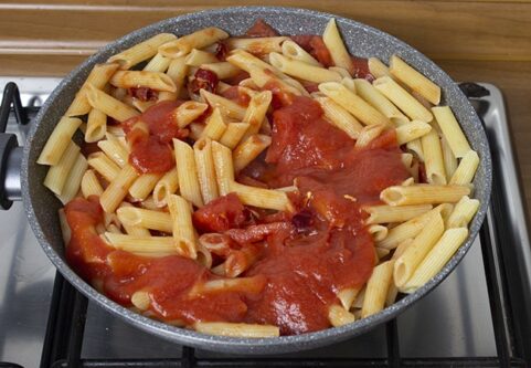 Padella con pasta all'arrabbiata
