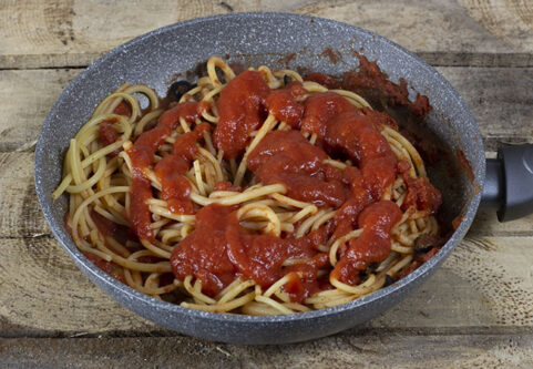 Pasta alla puttanesca in padella