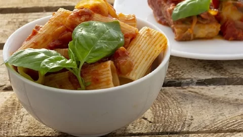 Rigatoni con sugo con costine di maiale