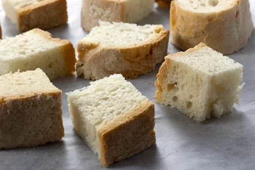 Pezzi di pane nel forno