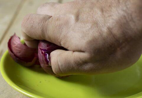 Togliere il primo strato alla cipolla