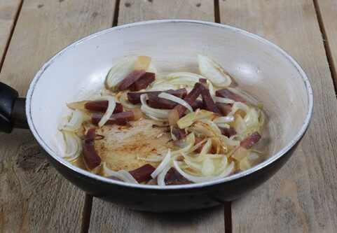 Prosciutto e cipolla in padella