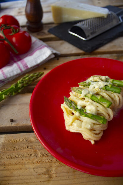 pasta con gli asparagi verticale