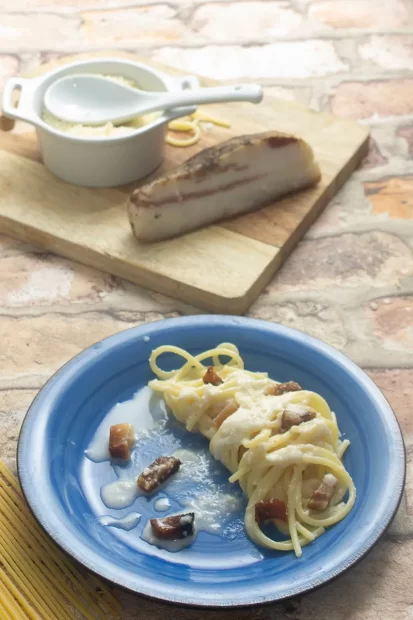 Pasta alla gricia verticale