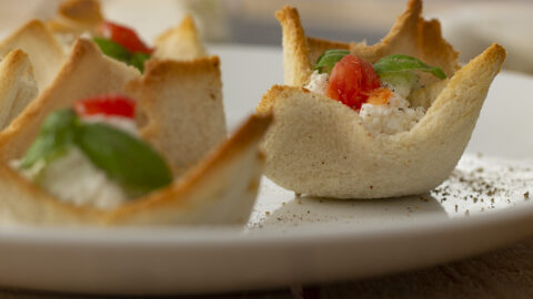 Cestini di pane con mousse di ricotta