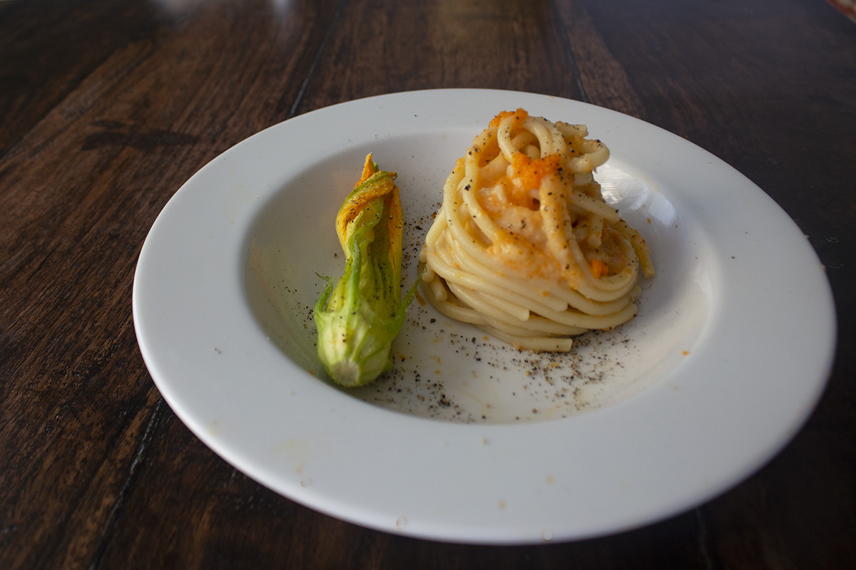 Pasta con zucca, cacio e pepe con fiore orizzontale
