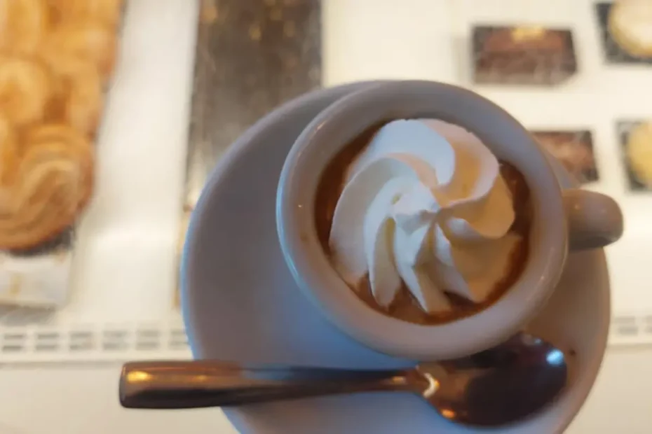 Panna montata nel caffè (whipped cream in coffee)