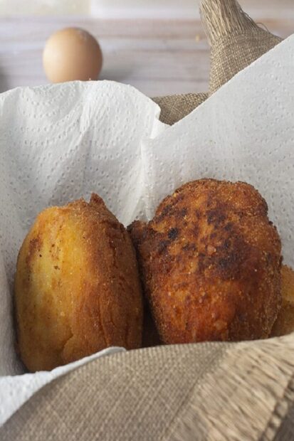 Suppli al telefono con ripieno di formaggio filante (phone supplì filled with stringy cheese)