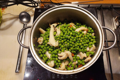 Seppie e piselli sul fuoco