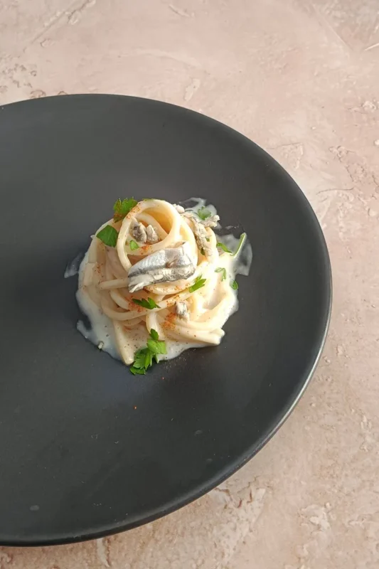 pasta aglio olio e peperoncino con alici