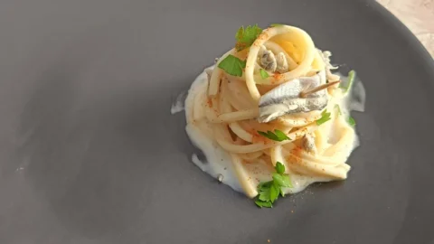 pasta aglio olio e peperoncino con alici orizzontale