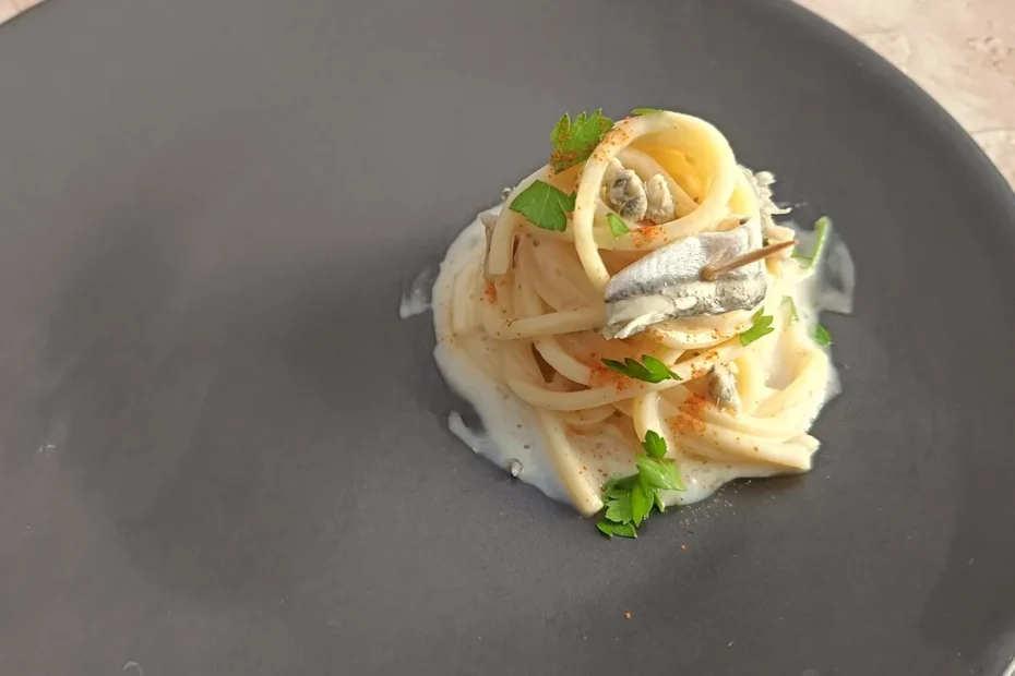 pasta aglio olio e peperoncino con alici orizzontale