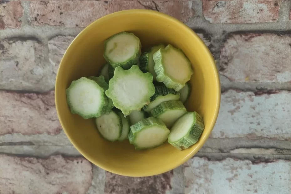 Zucchine romane su cui mettere il sale