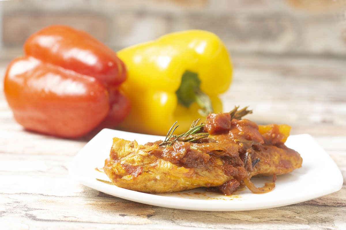 Petto di pollo con peperoni e pomodoro