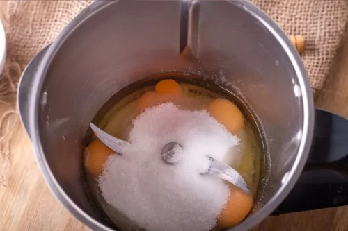 Uova e zucchero nell'impastatrice.