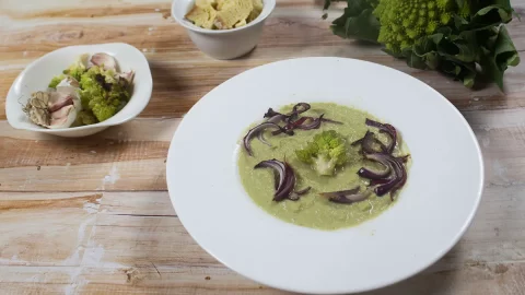 Minestra di broccoli con cipolle (broccoli soup with onions).