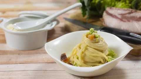 Pasta con broccoli e guanciale (pasta with broccoli and lardcheek).