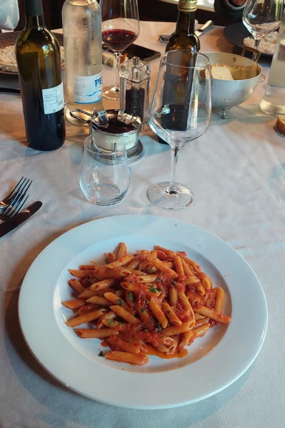 Pasta all'arrabbiata (arrabbiata pasta).