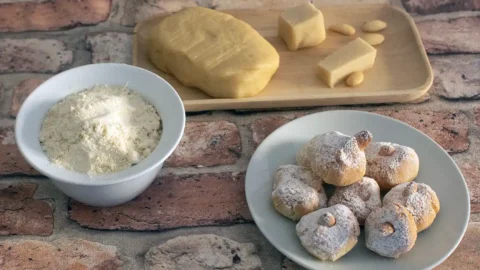 Fave dei morti, dolce di mandorle (beans of the dead, almond sweet)