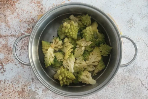 Broccoli nel recipiente per cucinarli al vapore