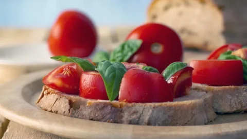 Panzanella romana con pomodori a pezzi e basilico su pane inzuppato di aceto.