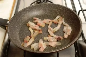 Pezzetti di guanciale in padella per spurgare grasso e diventare croccanti